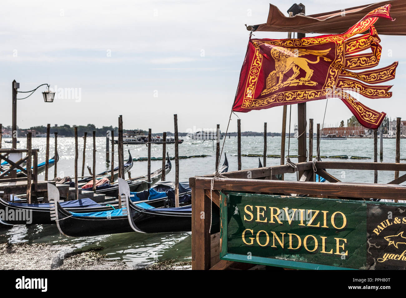 Gondel in Venedig, Italien mit flatternden Venezianischen Flagge Stockfoto