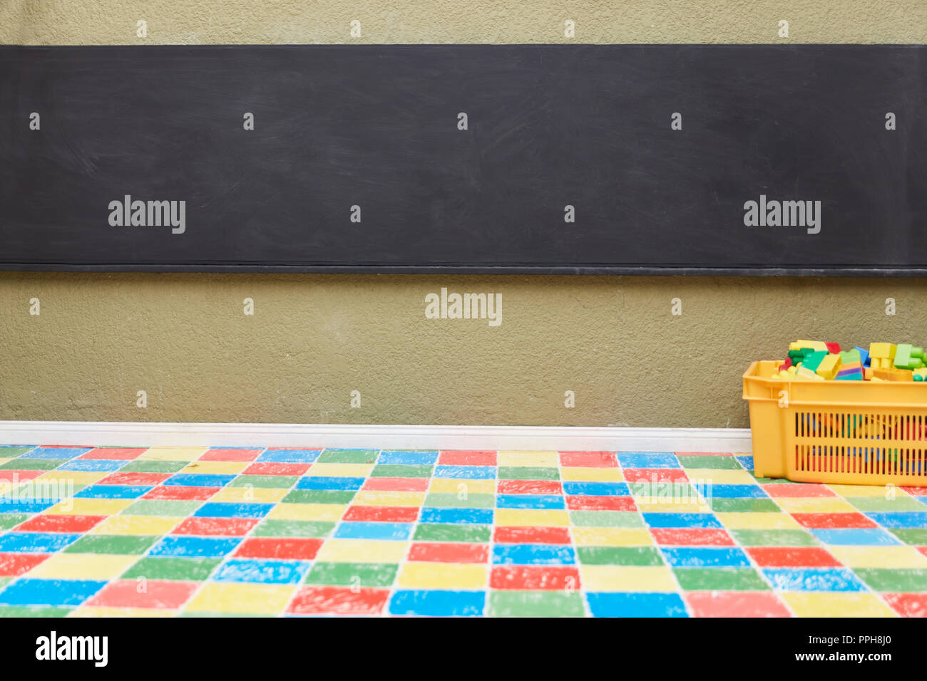Tafel oder Whiteboard in einem Klassenzimmer einer Schule oder Kindertagesstätte Stockfoto