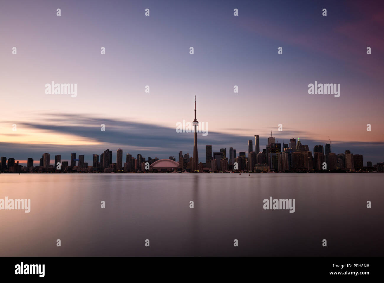Lange Belichtung von Toronto Skyline mit Lake Ontario im Vordergrund, wie aus der Mitte Insel gesehen. Stockfoto