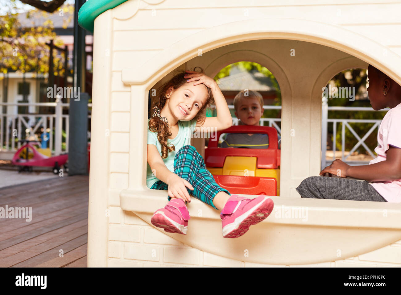 Glückliche Kinder spielen zusammen in play house im Kindergarten oder in der kids Paradies Stockfoto