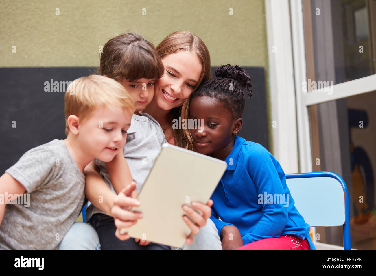 Lehrer oder Kinder mit Tablet-PC haben Sie Spaß mit Social Media Stockfoto