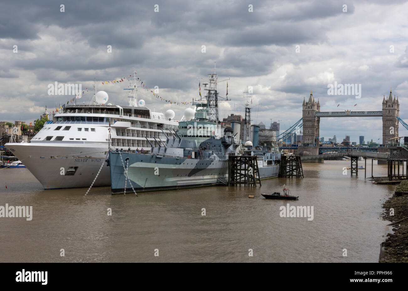 Silver Sea Cruises Cruise Liner silber Meer neben auf dem Fluss in der Londoner Themse neben HMS Belfast. Stockfoto