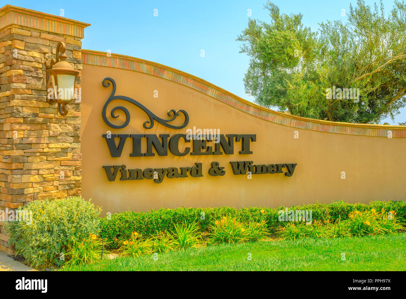 Santa Ynez, Kalifornien, USA - 11. August 2018: Vincent Weinberge und Weingut Eingang ein Hersteller der feinsten französischen Cabernet Sorten, die einige der Trauben von höchster Qualität zu kultivieren. Stockfoto