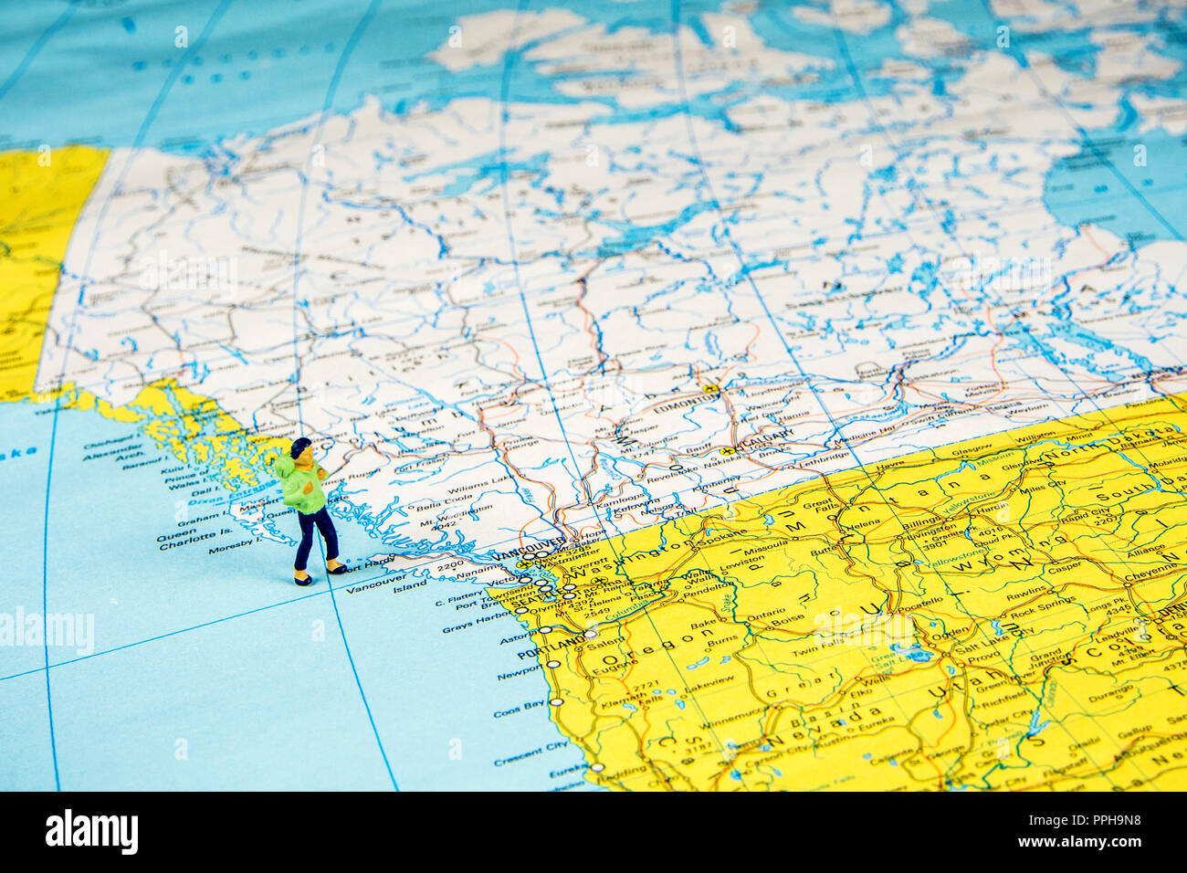 Nahaufnahme der Miniatur Figur der jungen Reisenden stehen auf große Karte Kanada Stockfoto