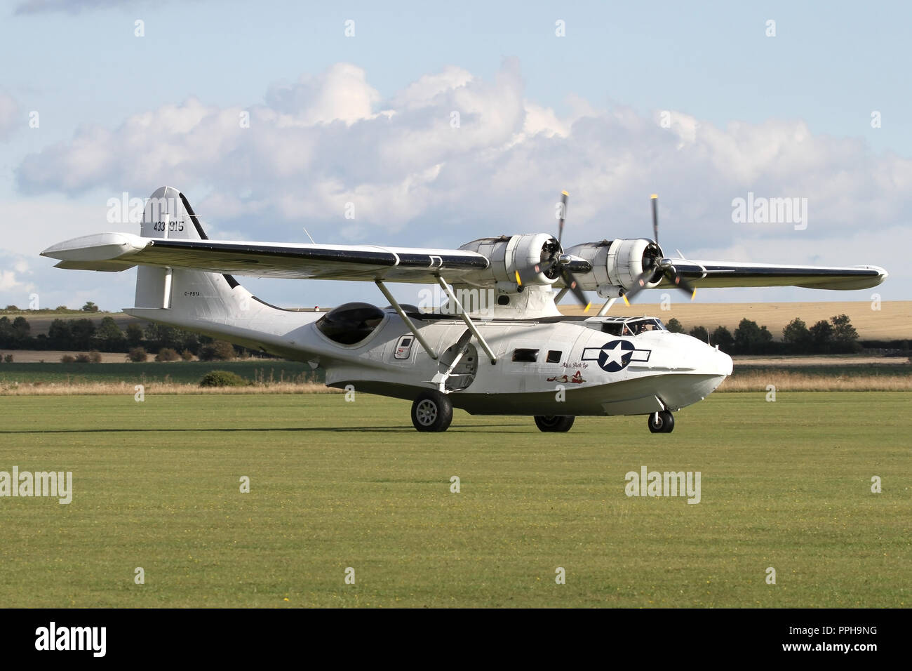 Ebene Abfahrten ehemalige kanadische gebaut Canso markiert als USAAF Catalina Rollen in Duxford airfield nach der Anzeige. Stockfoto