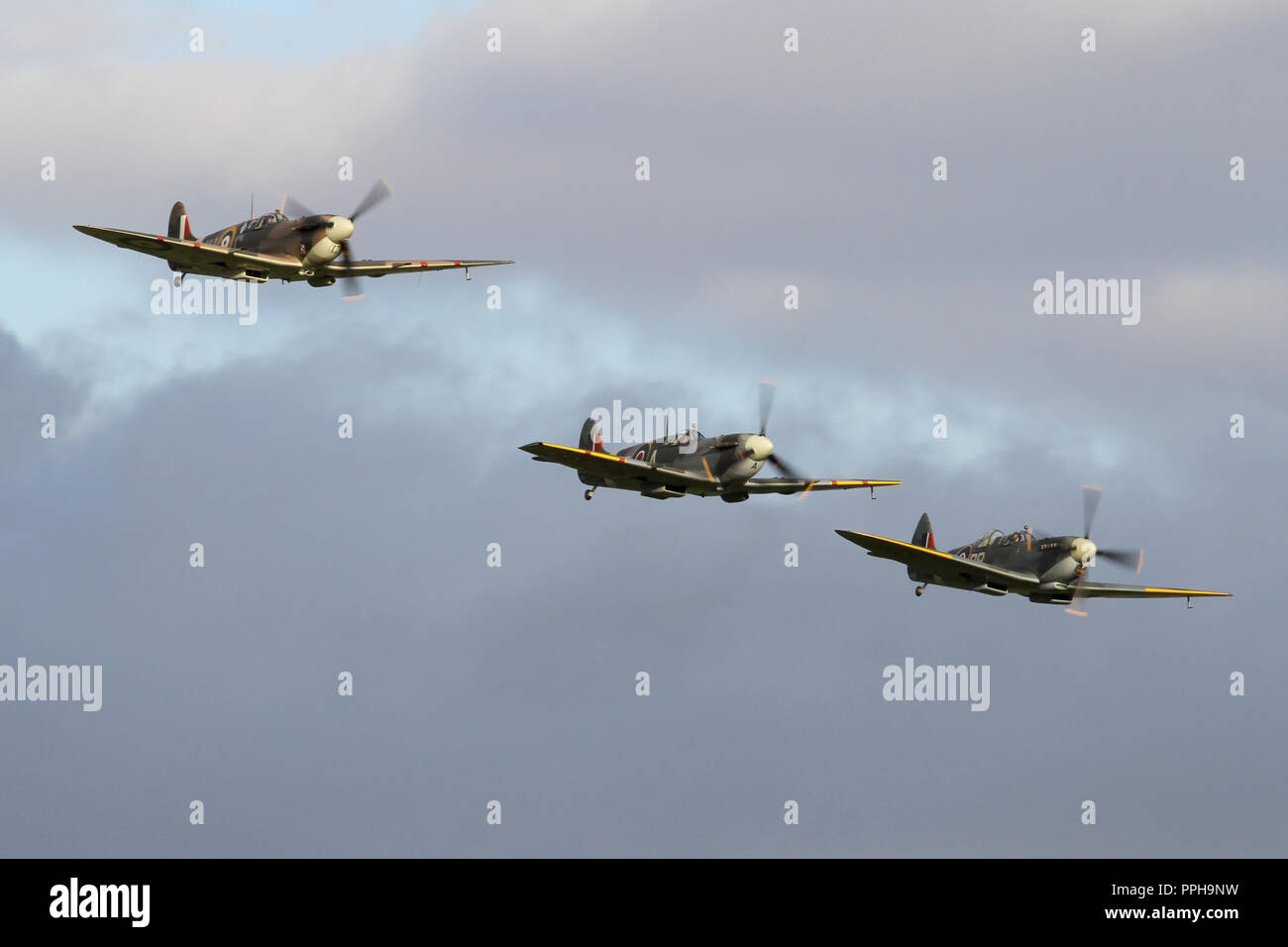 Bildung flypast durch drei Supermarine Spitfires der September air show zu schließen. Stockfoto