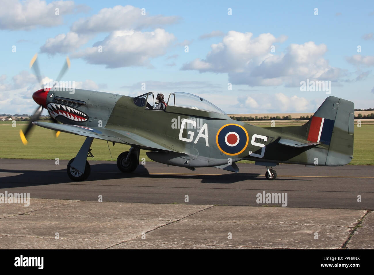 Die norwegische Betrieben P-51D Mustang in RAF-Markierungen in Nach einem Air Display in Duxford, Cambridgeshire Rollens betrieben. Stockfoto
