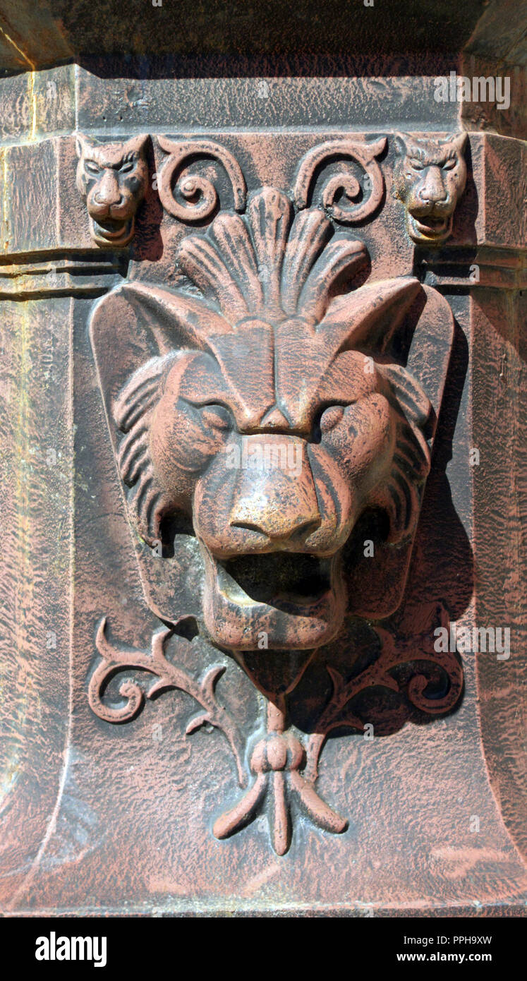 Alte Metall lion's head; traditionelle Dekoration von Straßenlaternen Stockfoto