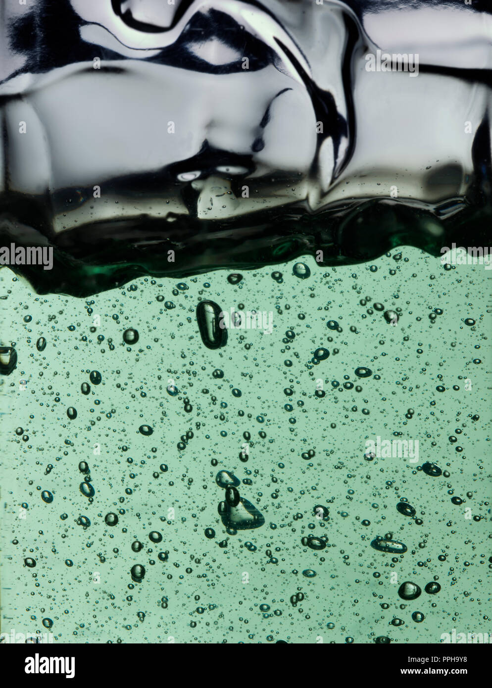 In der Nähe von Grün Gel, Shampoo mit Luftblasen Stockfoto