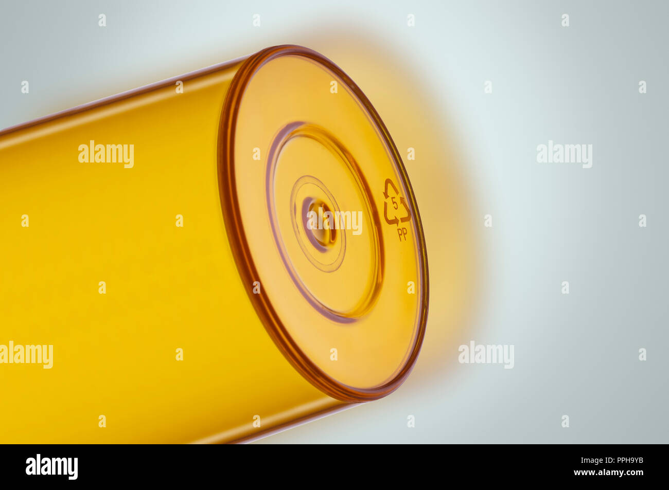 Orange Pille Flasche mit Papierkorb Symbol 5 Polypropylen Stockfoto