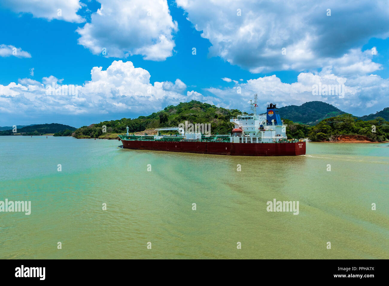 Panama Canal, Panama - 18. April 2018. Öl und Chemische cargo Schiff macht seinen Weg durch den Panamakanal. Stockfoto