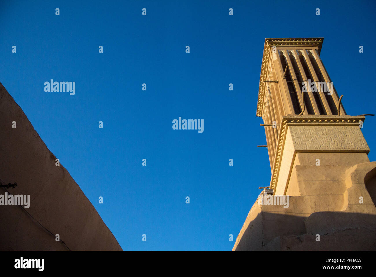 Typische Windturm aus Ton in den Straßen von Yazd, Iran übernommen. Diese Türme, zur Kühlung von Gebäuden in der Wüste, sind ein Symbol der Pro Stockfoto