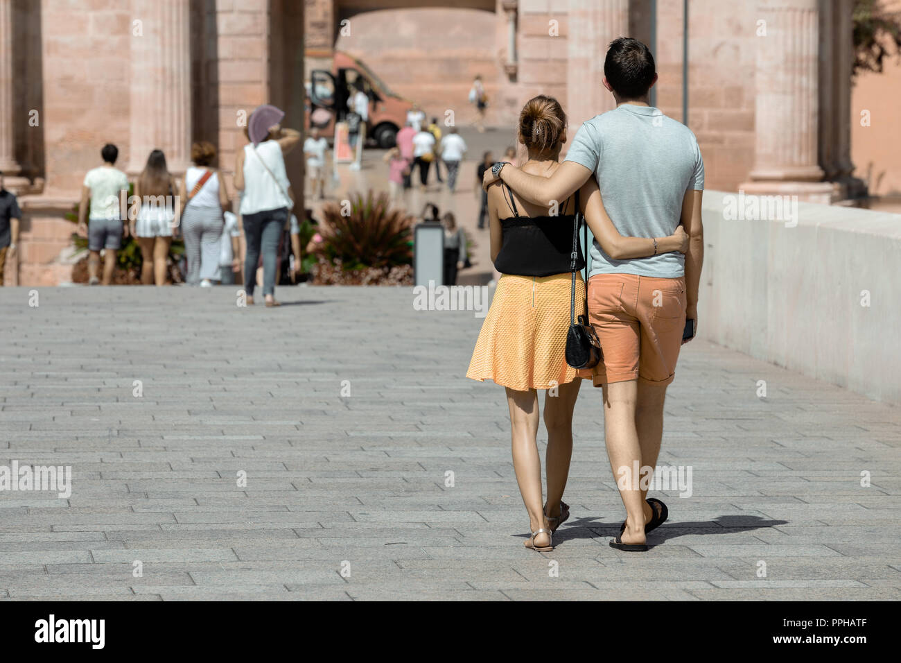 Liebhaber Touristen zu Fuß durch ein historischer Ort An einem sommerlichen Tag umarmt. Stockfoto