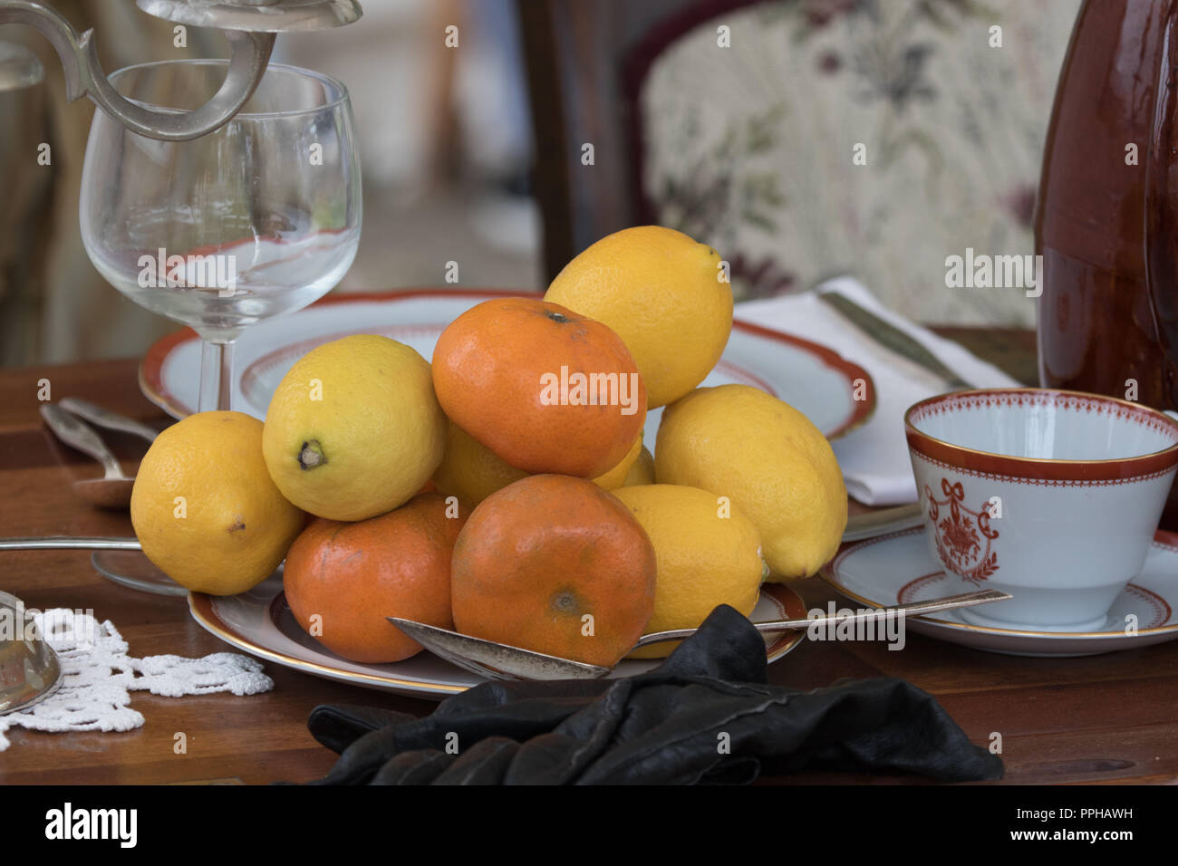 Mit natürliche Frucht, Orangen und Zitronen auf einer Tischplatte Stockfoto