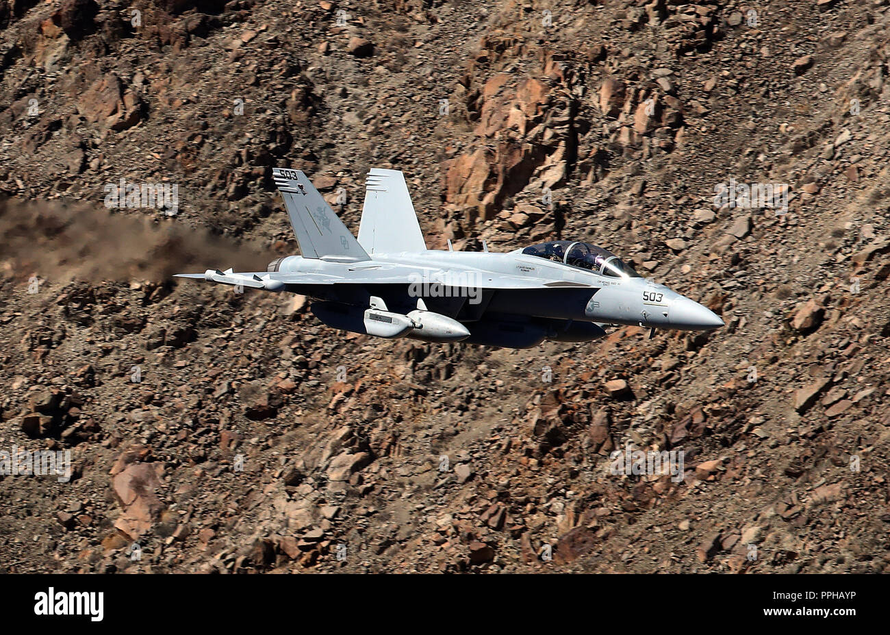 Eine E/A-18G von VX-31 fliegt durch Star Wars Canyon über Jedi Übergang im Death Valley National Park, Kalifornien, USA. Stockfoto