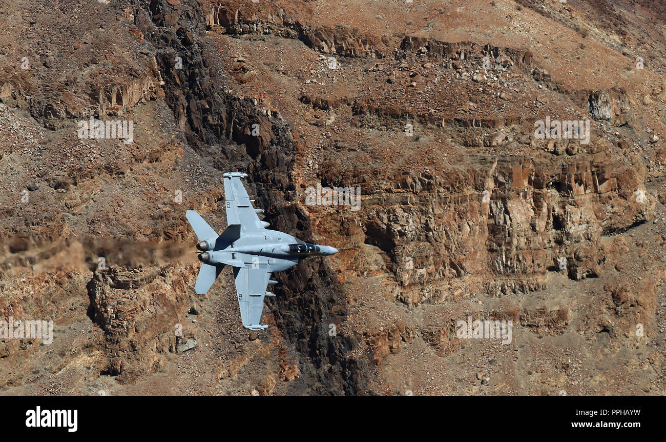 Eine E/A-18G von VX-31 fliegt durch Star Wars Canyon über Jedi Übergang im Death Valley National Park, Kalifornien, USA. Stockfoto