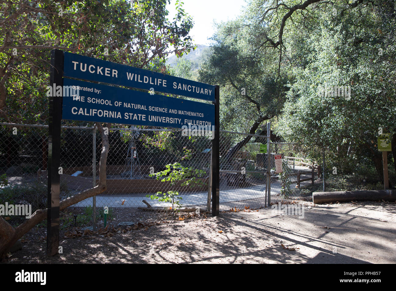 Schild am Tucker Wildlife Sanctuary Gebäude in Modjeska Canyon Orange County California durch Cal State University, Fullerton CSUF Stockfoto