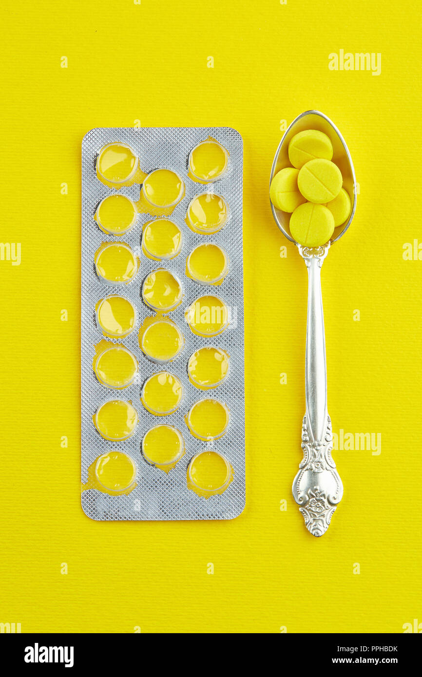 Löffel mit Pillen und leeres Paket von Tabletten. Stockfoto