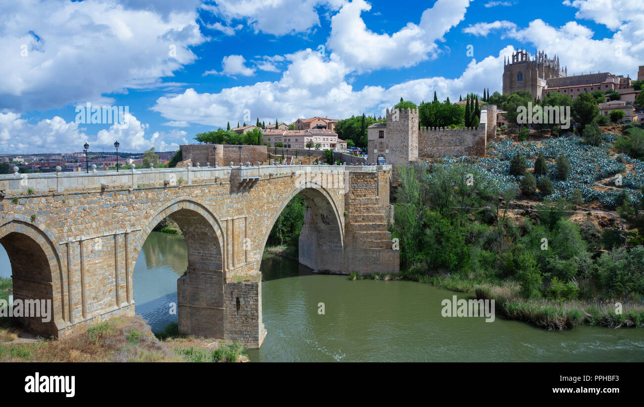 San Martin Brücke, Toledo Eingang. Fußgängerbrücke auf die Stadt Toledo, die Quelle des berühmten mittelalterlichen Waffen und Stahl Stockfoto