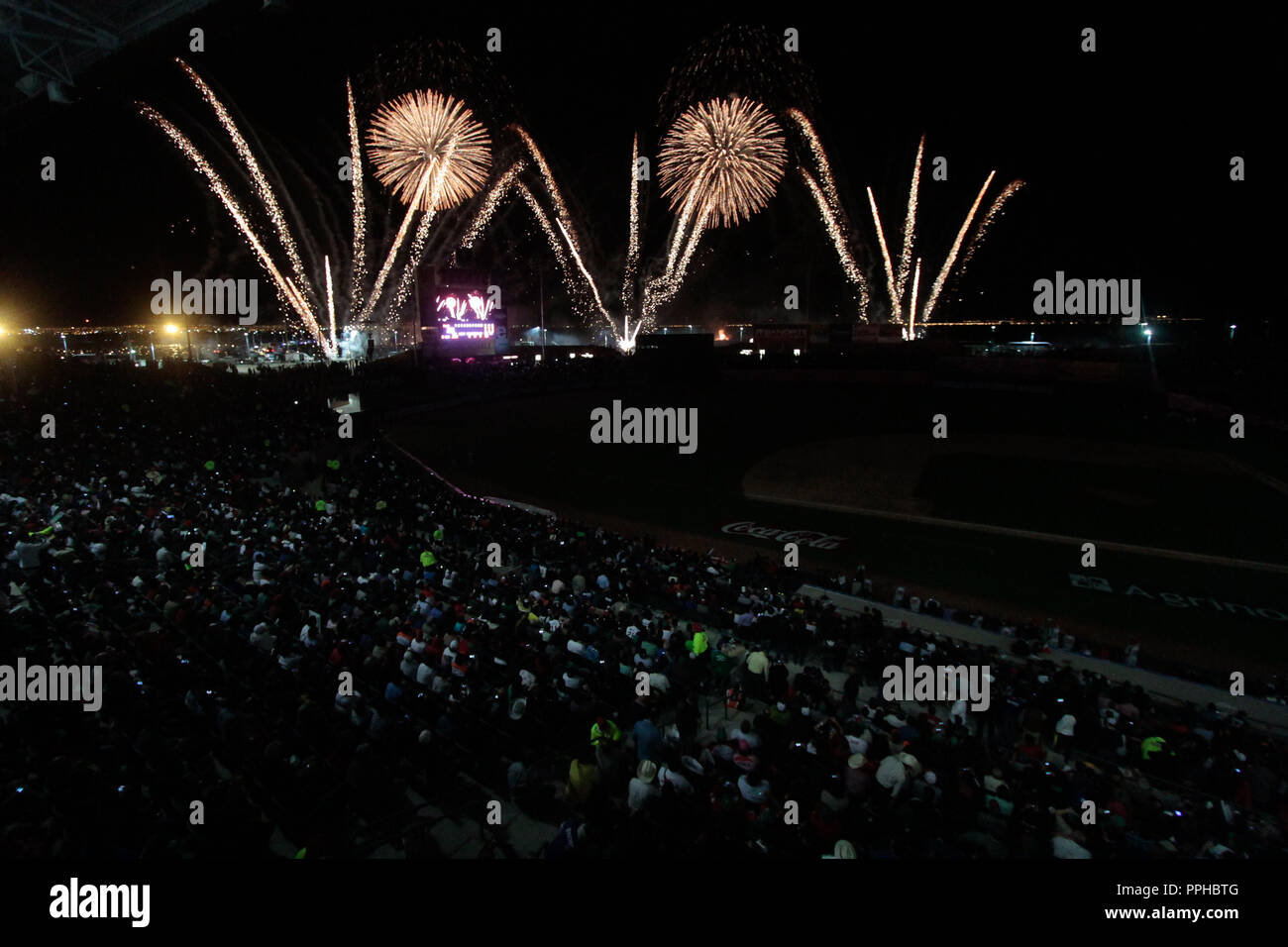 Fuegos artificiales Durante la inauguración de la Serie del Caribe 2013 en Estadio Sonora, construido profesamente para este Encuentro internacional. Stockfoto