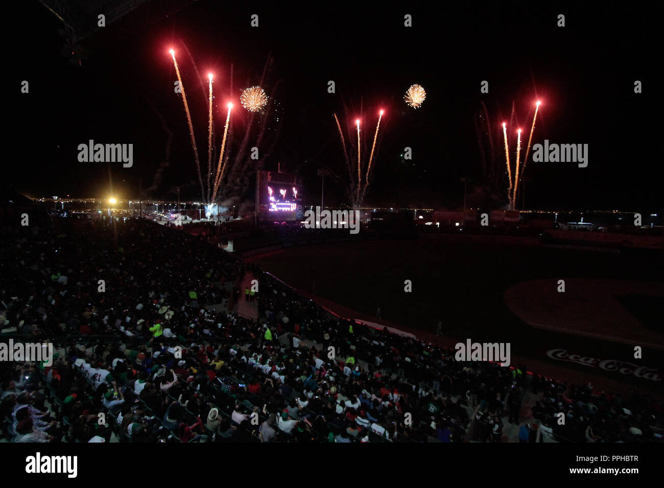 Fuegos artificiales Durante la inauguración de la Serie del Caribe 2013 en Estadio Sonora, construido profesamente para este Encuentro internacional. Stockfoto