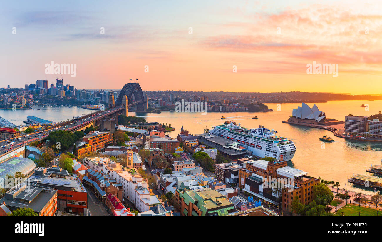 Sydney Australien. Sydney Hafen, die Harbour Bridge, The Rocks und das Opernhaus von Sydney bei Sonnenaufgang. Stockfoto