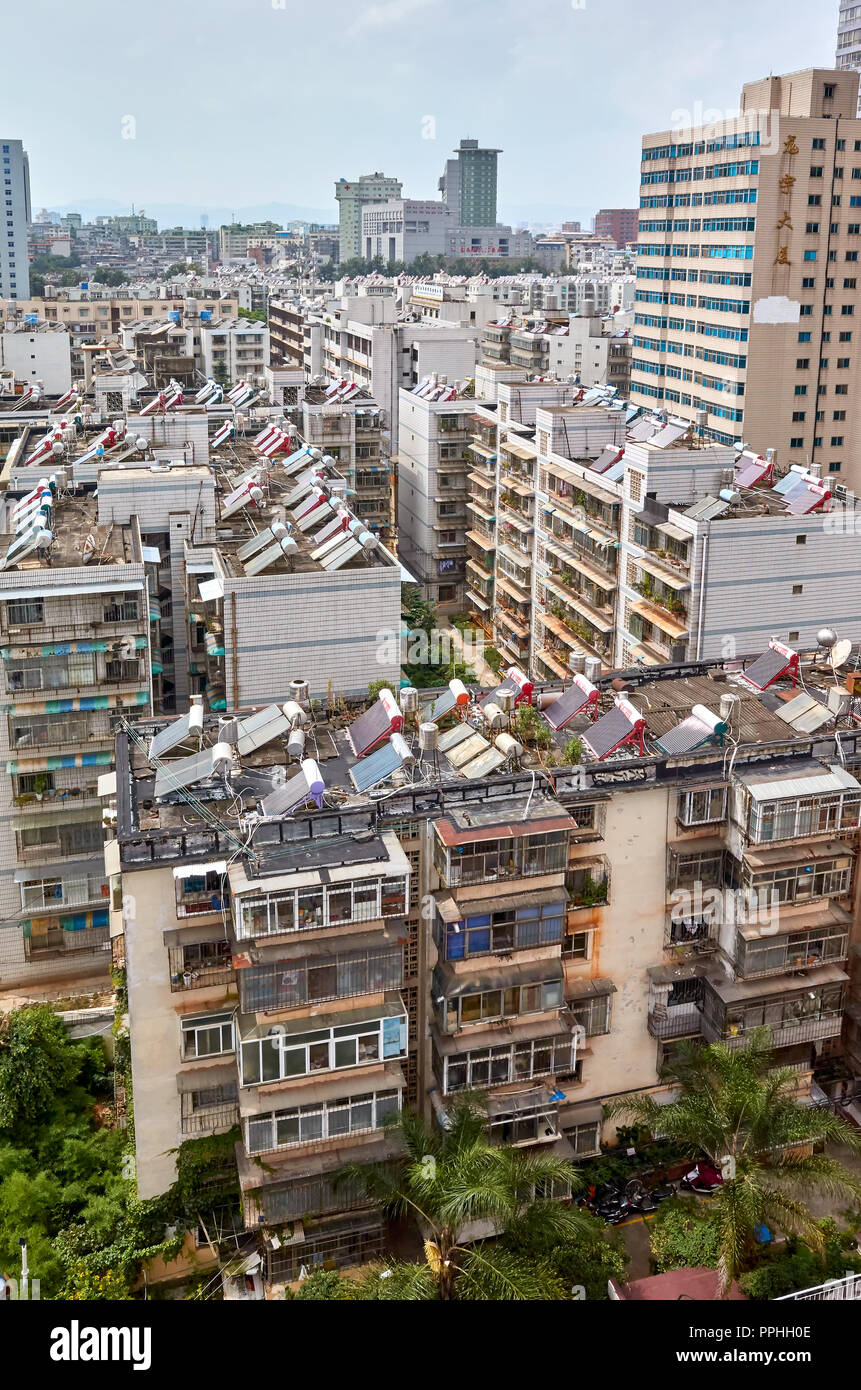 Kunming, China - September 20, 2017: Solar Heizung Installationen auf Dächern von Gebäuden in der Innenstadt von Kunming. Stockfoto