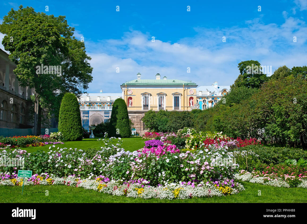 TSARSKOYE Selo, St.-Petersburg, Russland - Juli 30, 2013: Freylinsky Garten (hofdamen Garten). Auf dem Hintergrund ist die kalte Badewanne Pavillon. Stockfoto