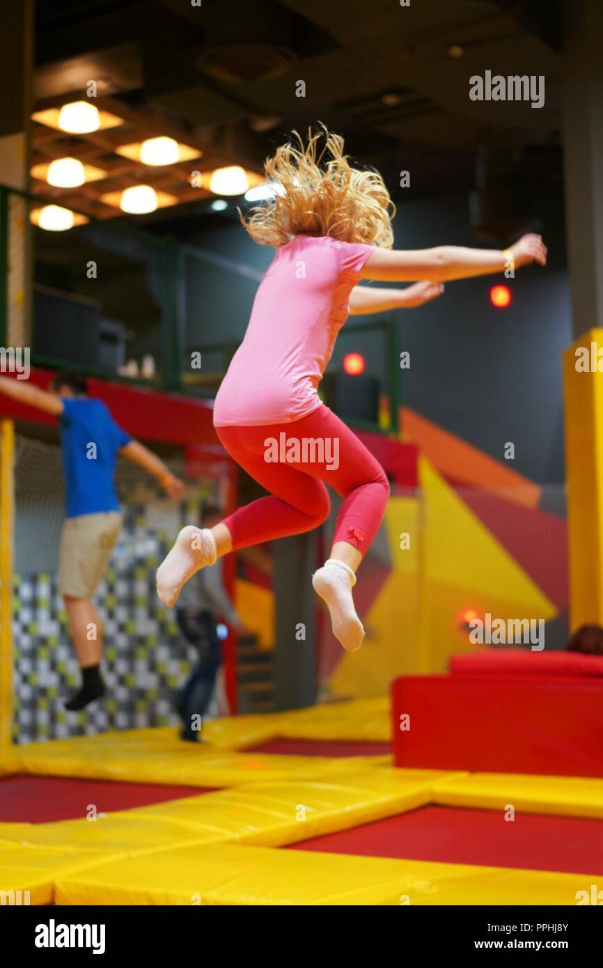 Glückliche Kindheit eines modernen Kind in der Stadt - Mädchen in der trampolinanlage springen Stockfoto
