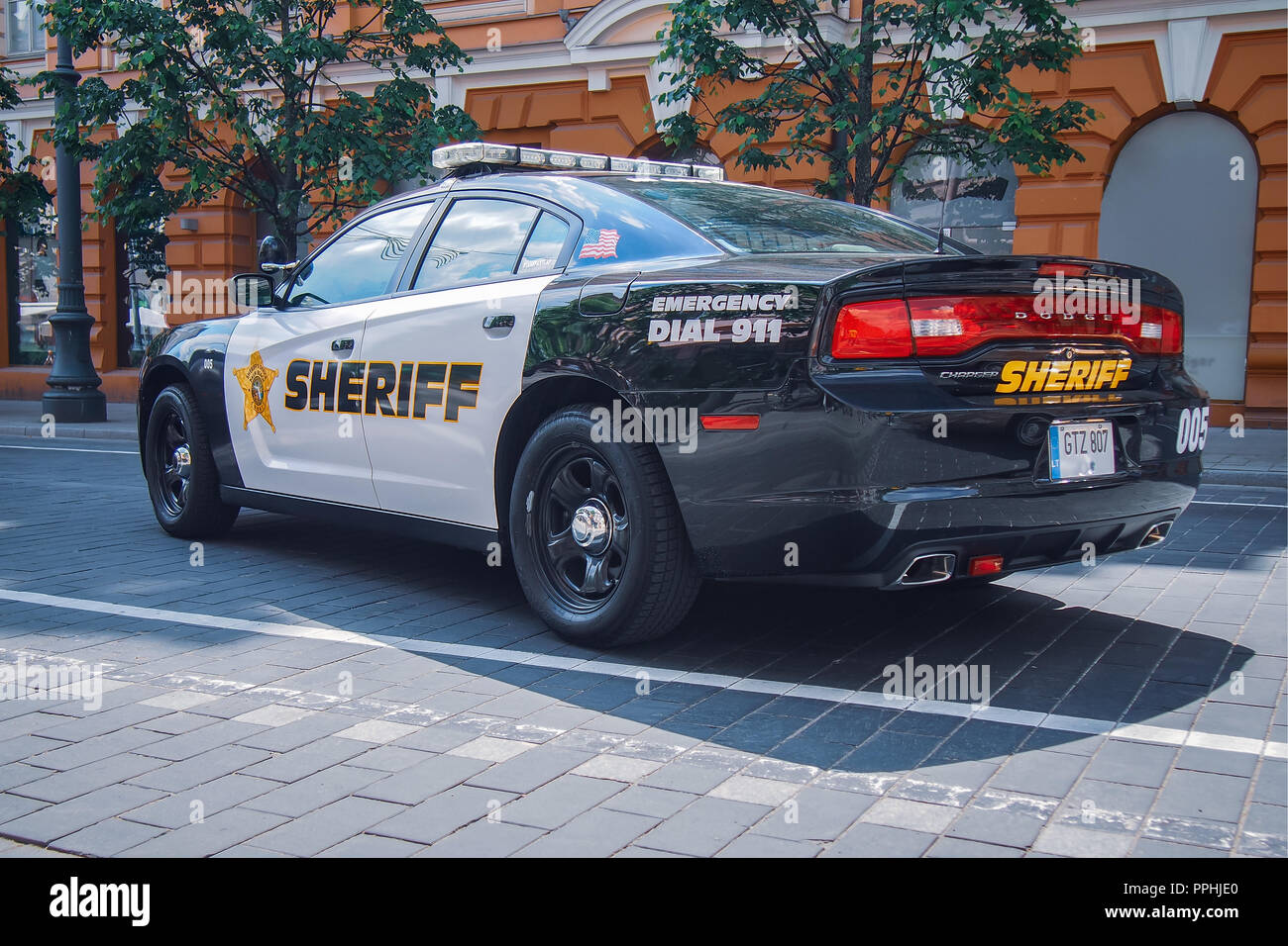 VILNIUS, LITAUEN - 10. JUNI 2017: Sheriff Polizei Auto Dodge Charger (LX/LD) auf die Straßen der Stadt. Stockfoto
