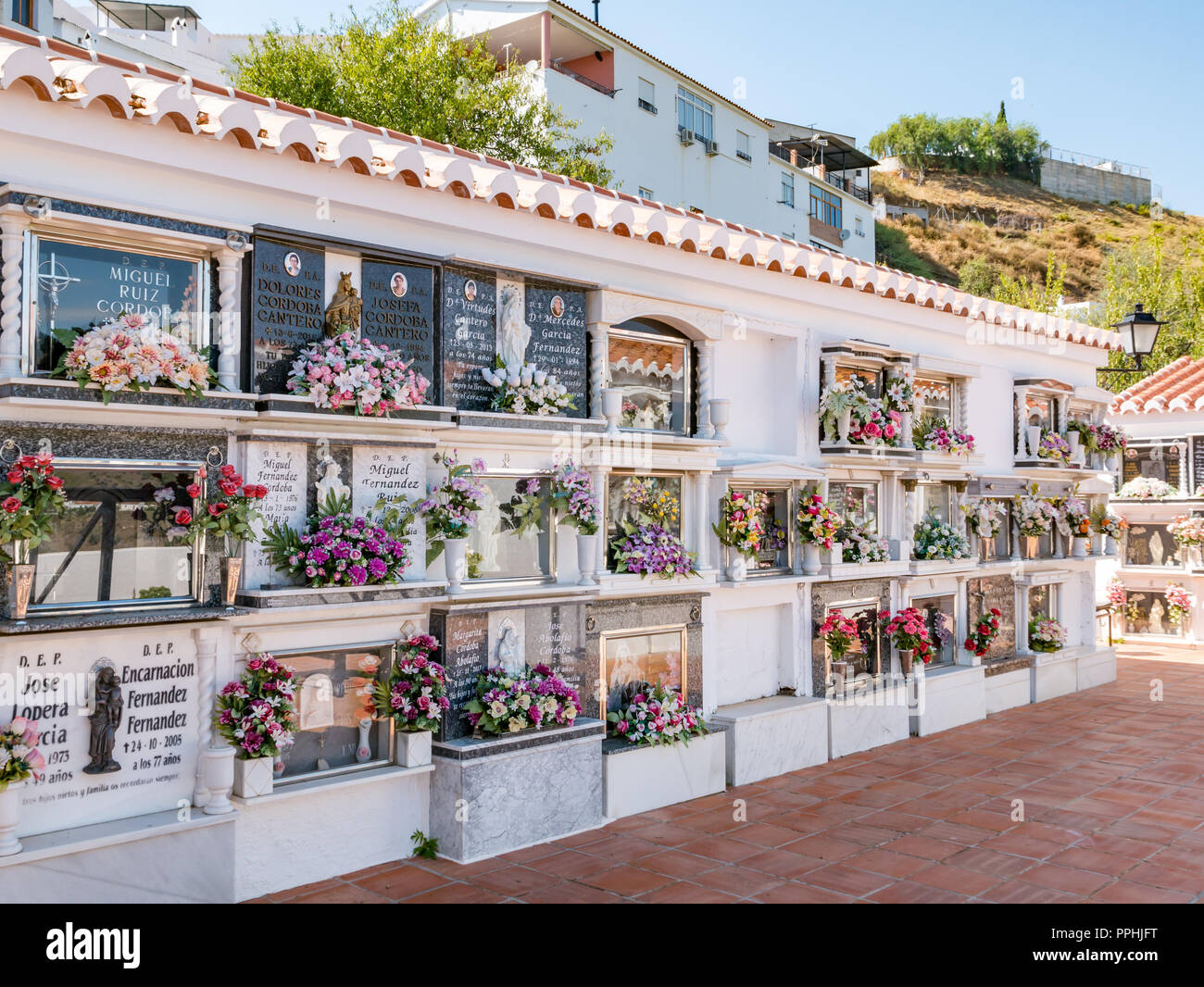 Katholische Friedhof Gräber, Bergdorf Corumbela, Axarquia, Andalusien, Spanien Stockfoto