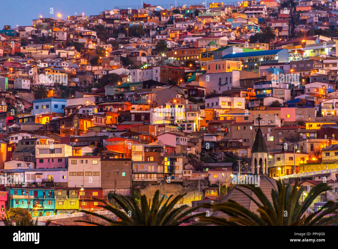 Bunte Häuser beleuchtet in der Nacht auf einem Hügel von Valparaiso, Chile Stockfoto