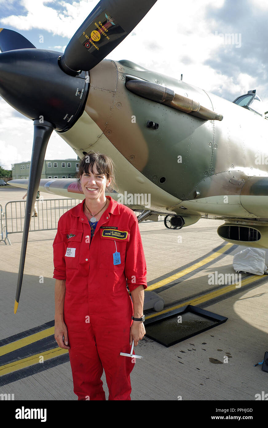 Elizabeth Maxim, Liz Maxim, weibliche Freiwillige Techniker an Hawker Hurricane R4118 die Vacher Hurrikan, Sieger des Concours d'élégance Award bei Airshow Stockfoto