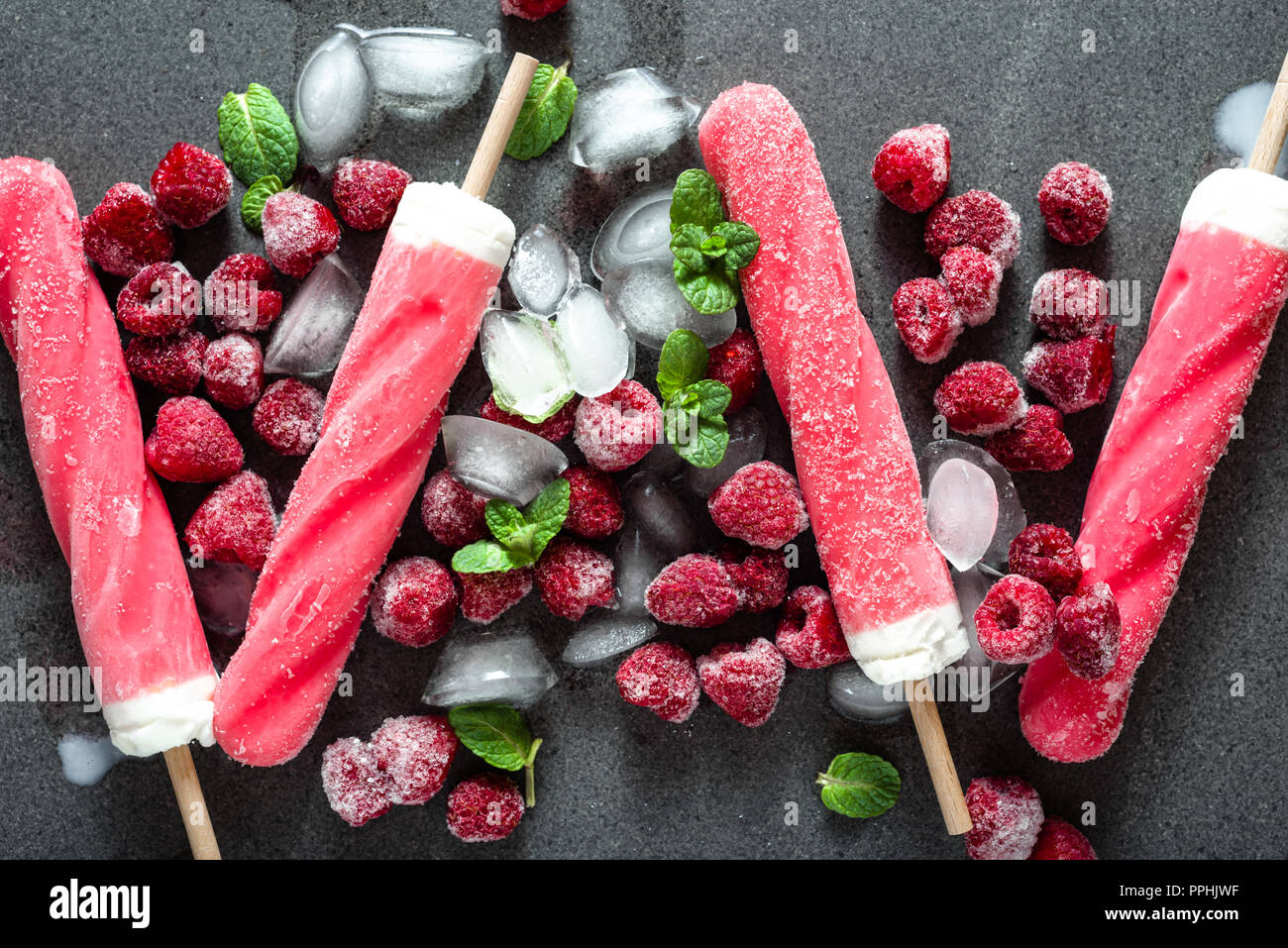 Flavored ice Pop aus fruchtsorbet mit gefrorenen Himbeeren Stockfoto