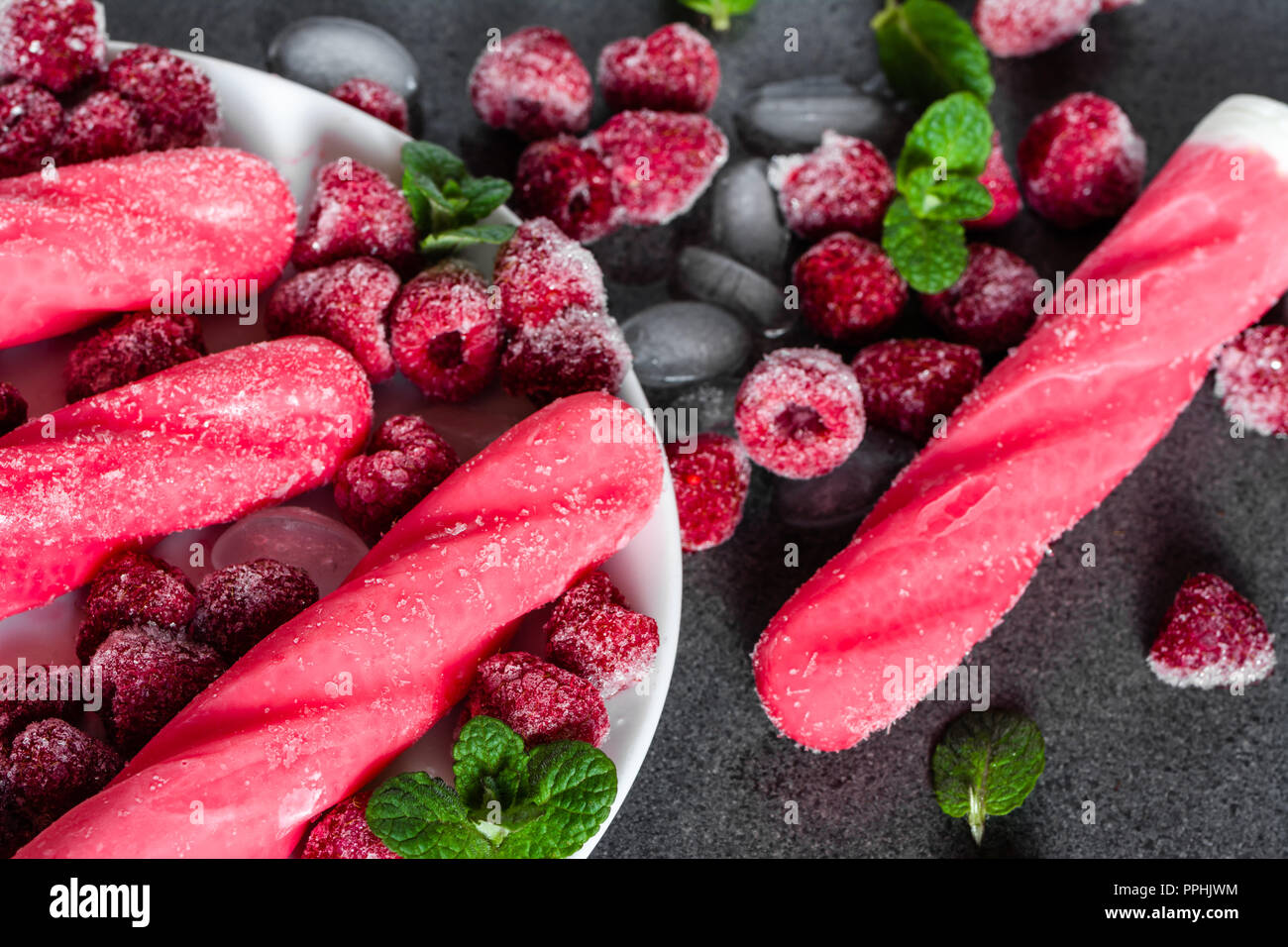 Eis Pops mit gefrorenen Himbeeren Obst Stockfoto