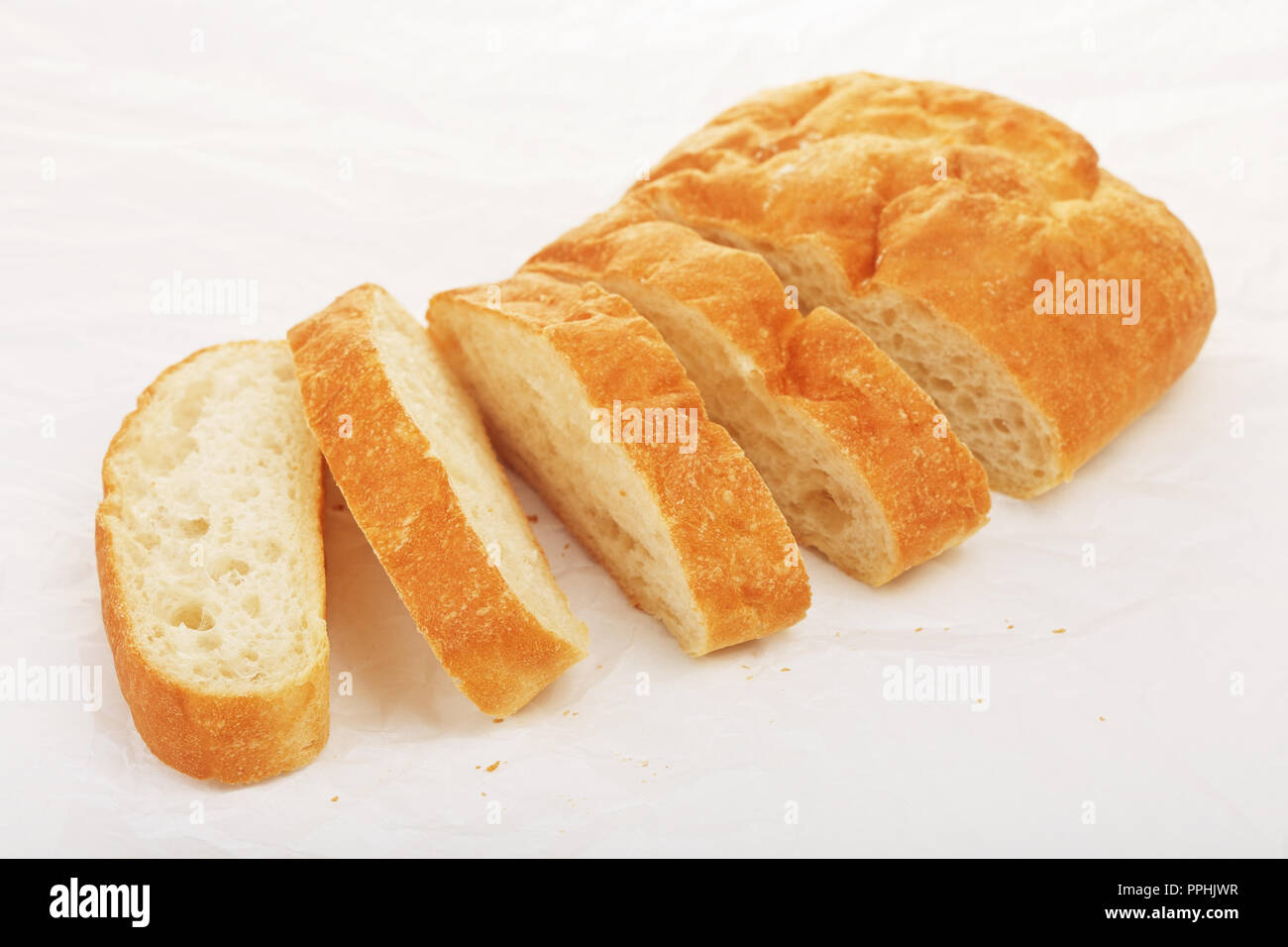 frisch geschnittene Ciabatta Brot auf dem Tisch liegend Stockfoto