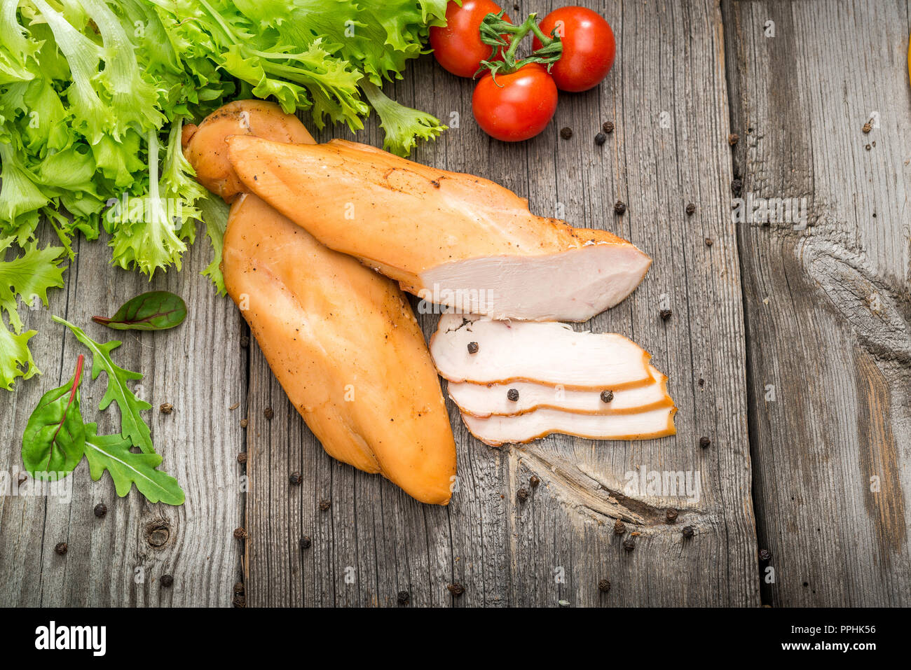 Traditionelle geräuchertes Fleisch auf hölzernen Tisch. Organische Produkte auf einem Holztisch Stockfoto