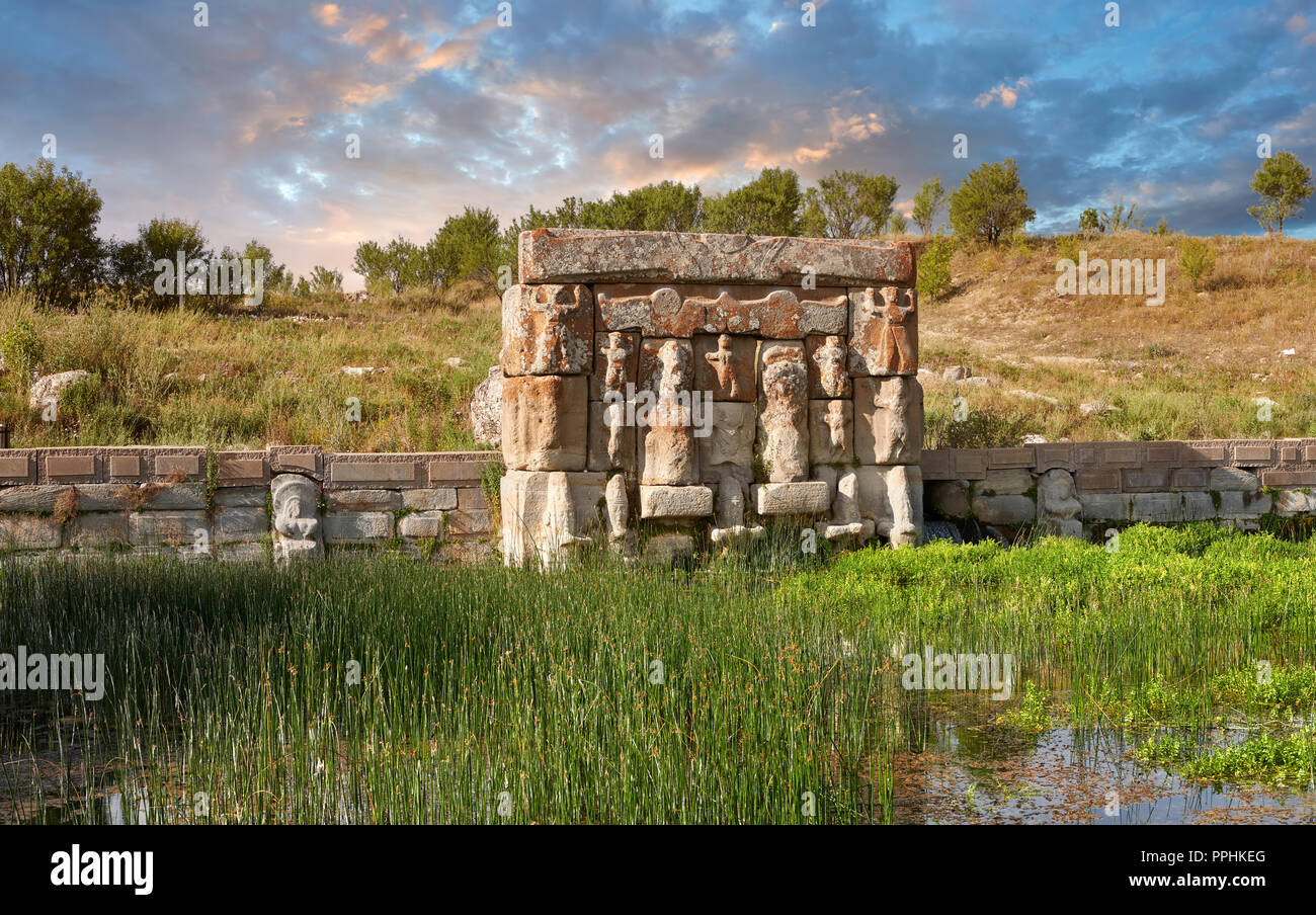 Eflatun Pınar (Eflatunpınar) Alte Hittite relief Monument und heiligen Pool, und die Hethiter Hethiter scultures Entlastung der Götter. Zwischen dem 15. Stockfoto