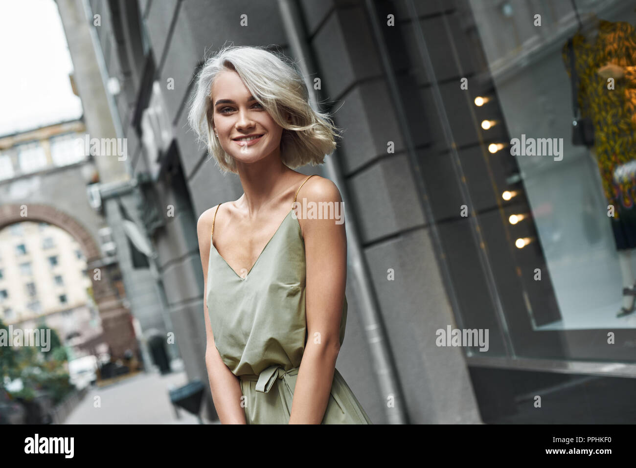 Mode. Junge stilvolle Frau gehen auf die Stadt Straße Kamera lächelt glücklich close-up Stockfoto