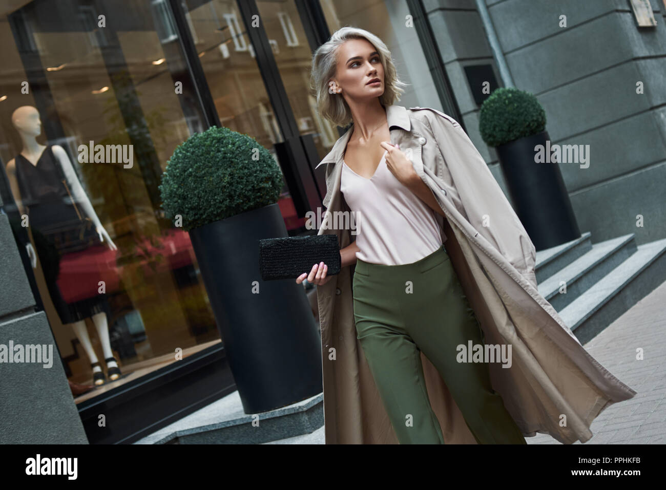 Mode. Junge stilvolle Frau, die zu Fuß auf der Straße zur Seite schauen neugierig Stockfoto