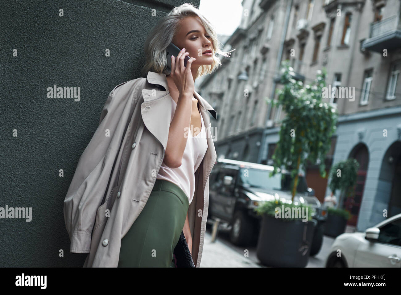 Mode. Junge elegante Frau, die auf der Straße reden auf dem Smartphone mit Freund lächelnd entspannte Augen geschlossen Stockfoto