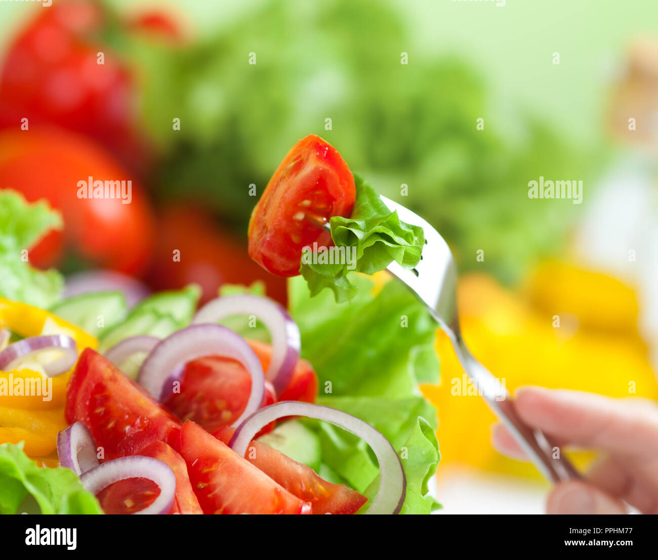 Gesundes Essen oder frischen Salat essen Konzept Stockfoto