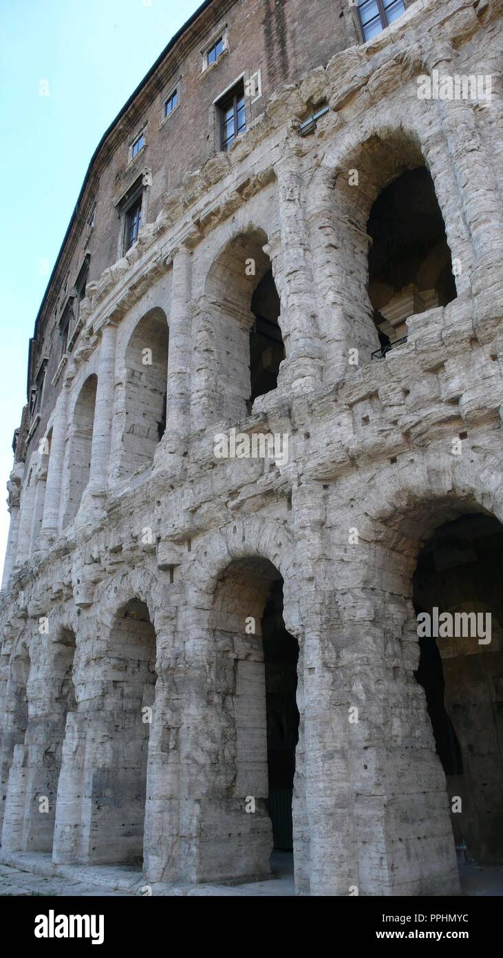 FUE EL Segundo TEATRO MAS GRANDE DE ROMA, SE SUPERPONEN LOS ORDENES DORICO Y JONICO, EN EL TERCER PISO SE CONSTRUYO UN PALACIO RENACENTISTA. Ort: TEATRO MARCELO. ITALIA. Stockfoto