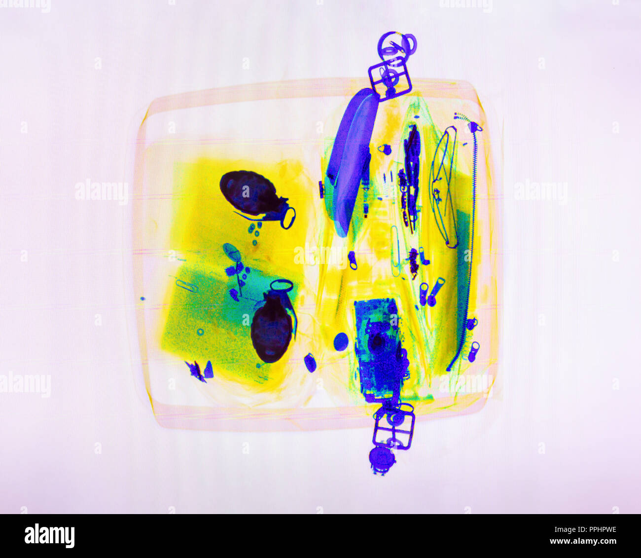 Gescannte Gepack Mit Bombe Auf Der X Ray Scanner Bild Im Flughafen Der Scanner Bild Offenbart Eine Granate In Den Stamm Der Naiven Terroristen Stockfotografie Alamy