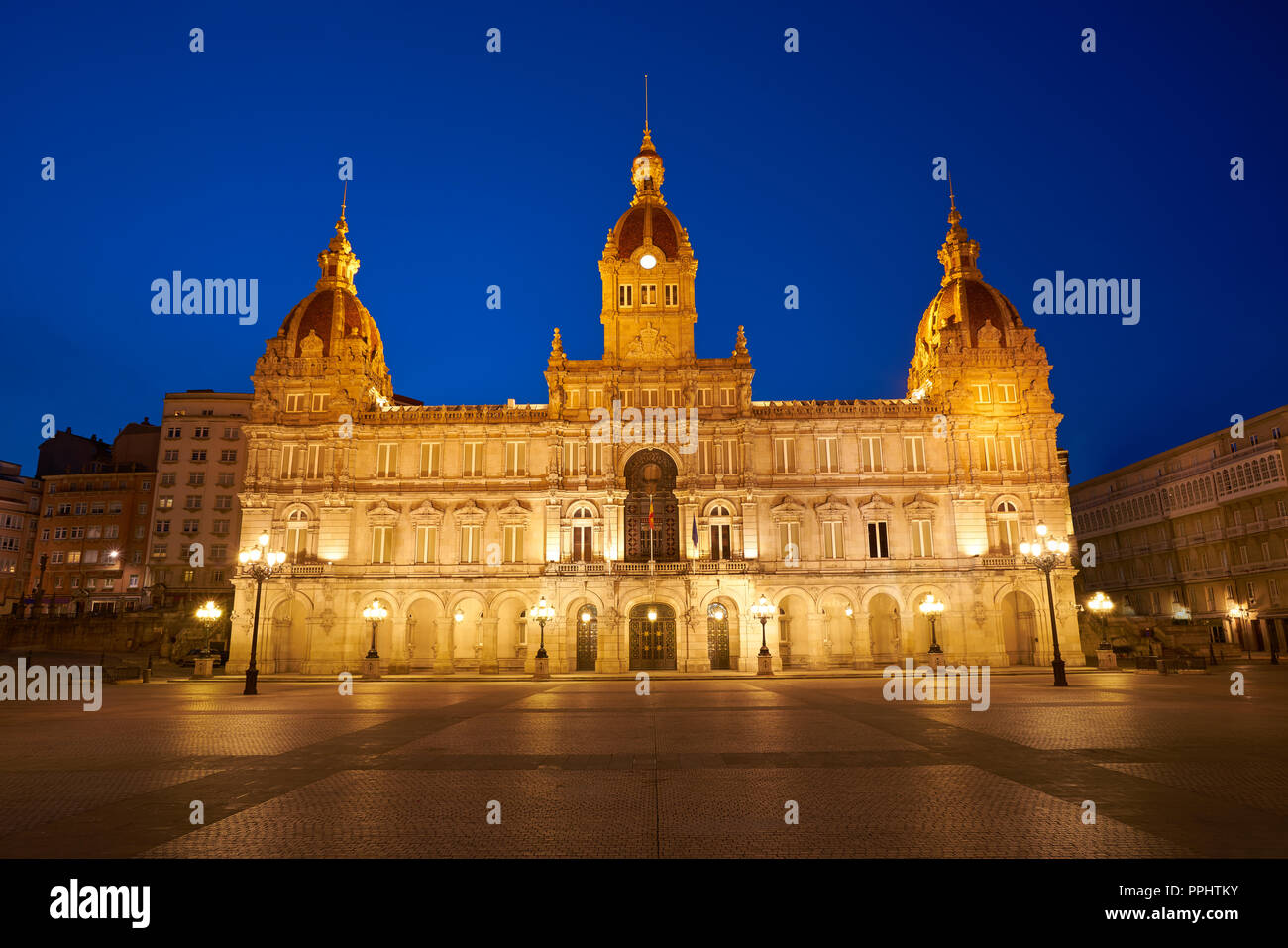 La Coruna Rathaus Sonnenuntergang in Maria Pita Platz von Galicien Spanien Stockfoto