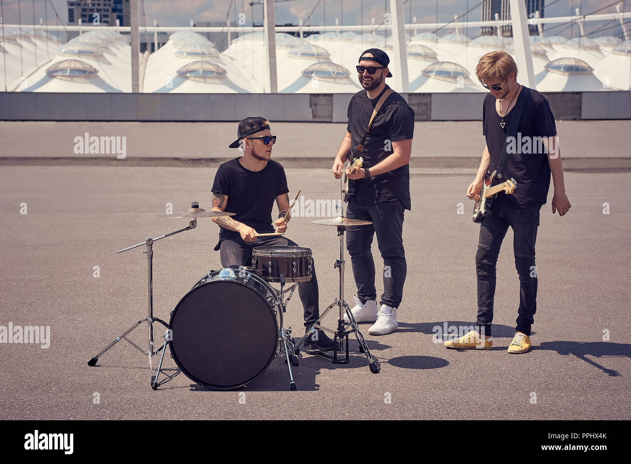 Rock Band in schwarze Kleidung Musik auf der Straße Stockfotografie - Alamy