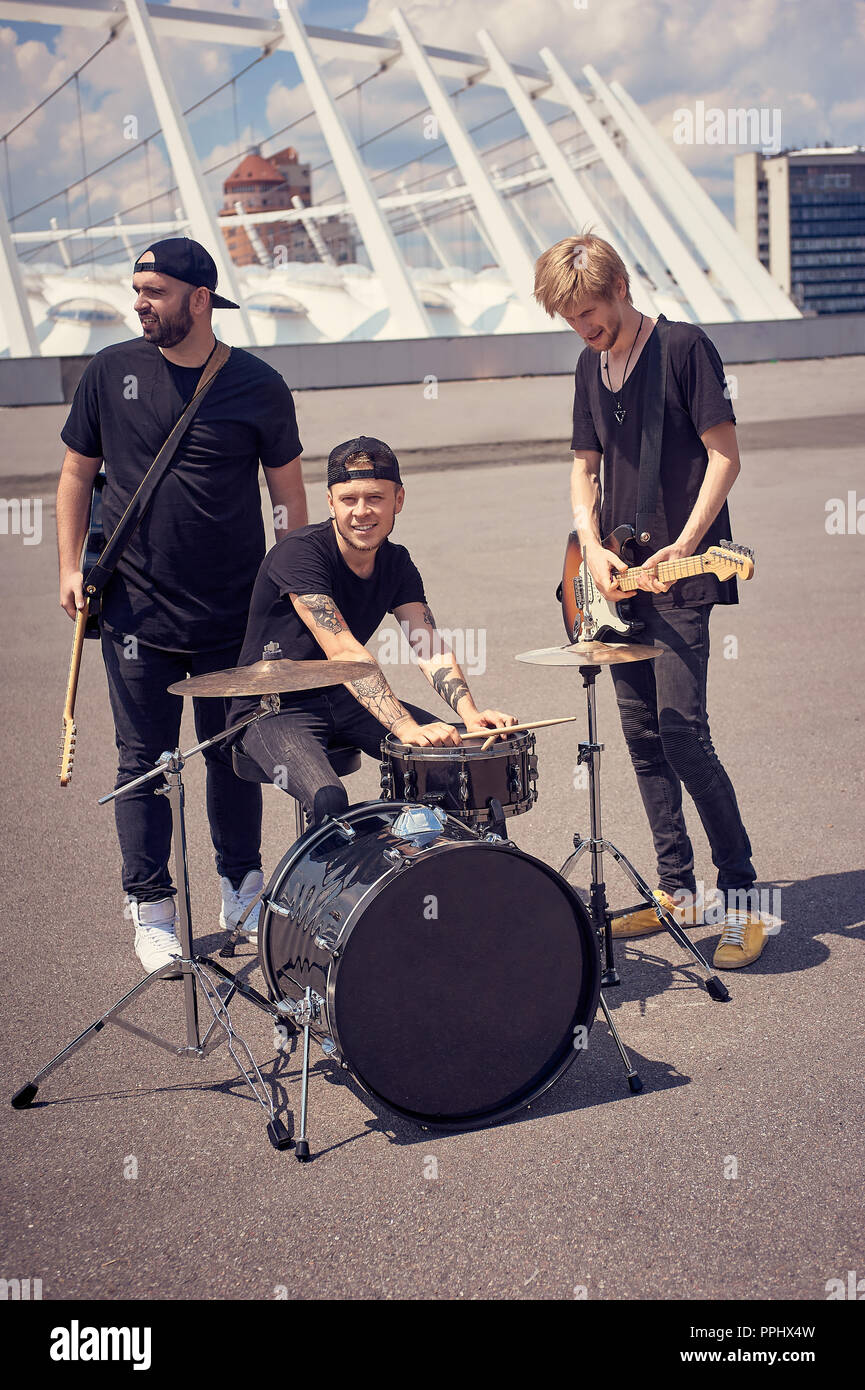 Rock Band in schwarze Kleidung mit Musikinstrumenten auf der Straße  Stockfotografie - Alamy