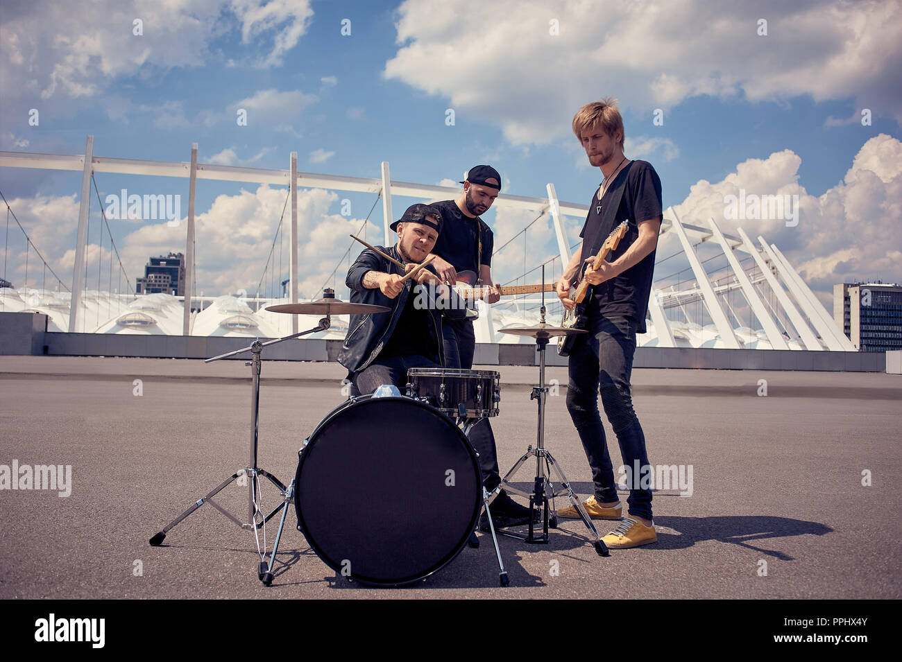Rock Band in schwarze Kleidung Musik auf der Straße Stockfotografie - Alamy