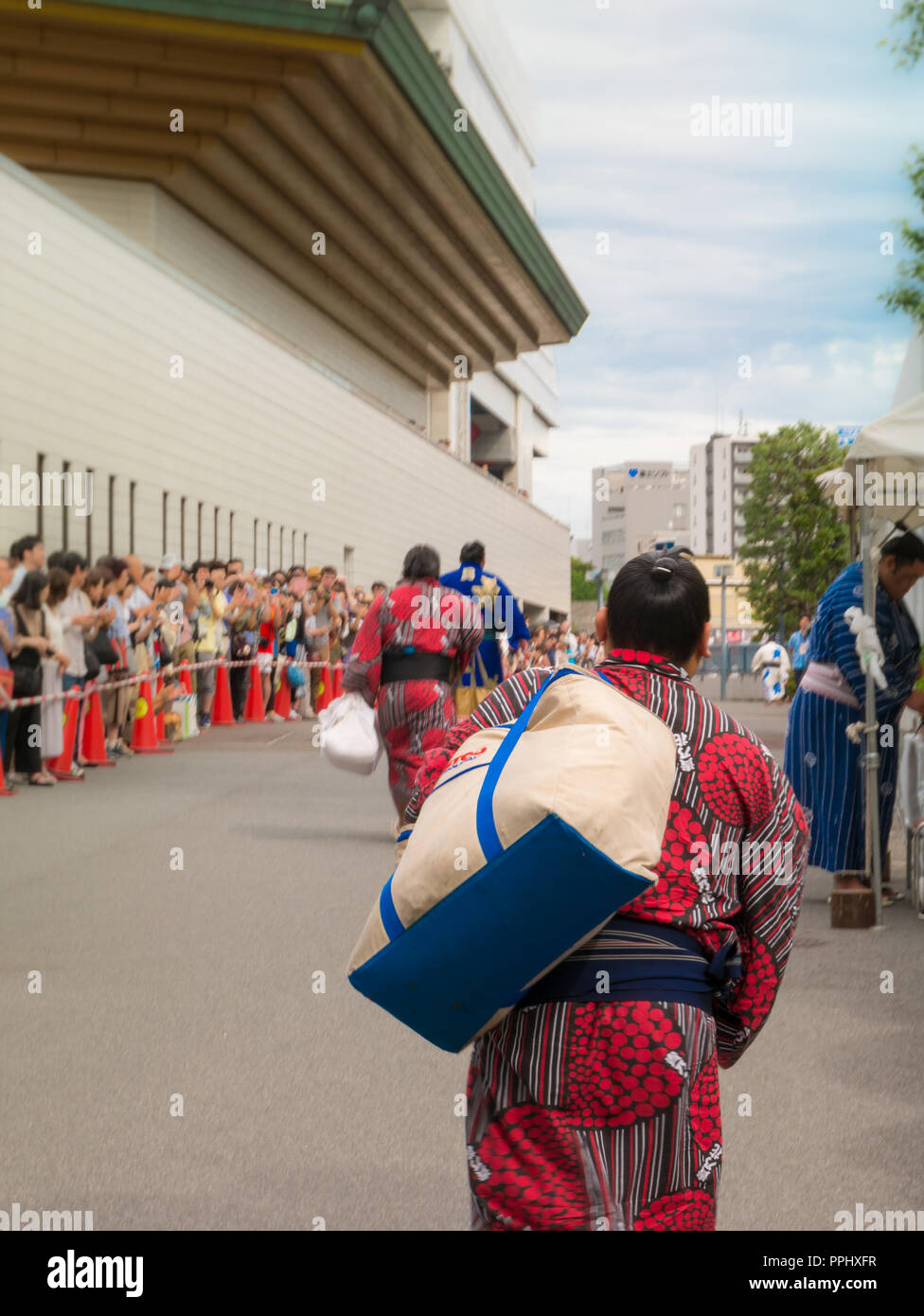 Tokio, Japan. September 9, 2018. : Sumo Ringer kommt an der Ryogoku Kokugikan Sumo Arena im Zentrum von Tokyo für Wettbewerb Tage Stockfoto