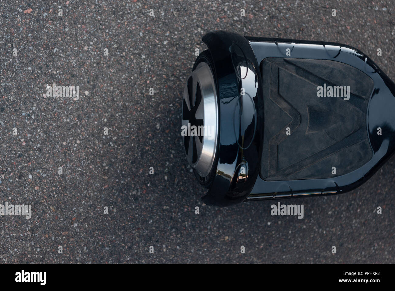 Ansicht von oben schwarz selbstausgleichenden Roller auf der Straße Stockfoto